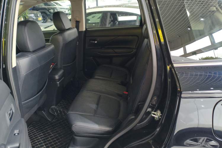 Used Mitsubishi Outlander 2016 2.4L 4x4 Luxury Edition 7-Seater
