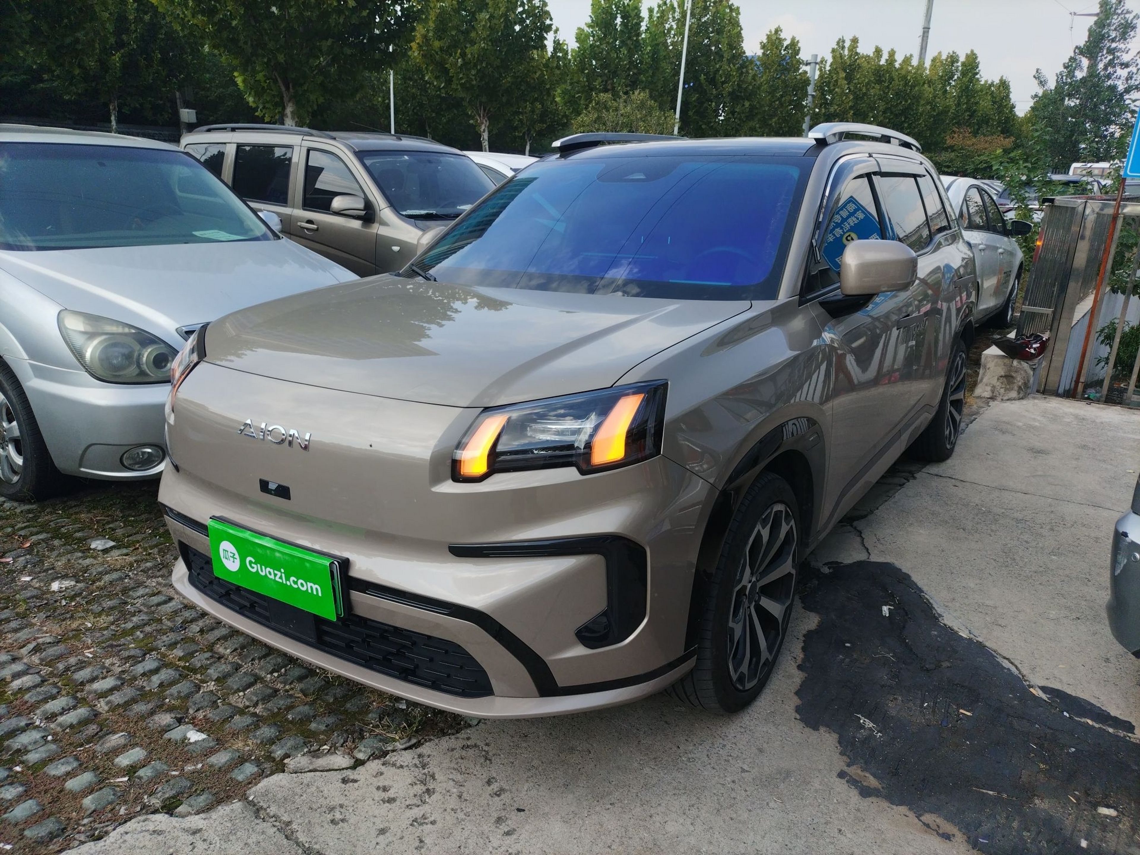 تحت مقدمة السيارة