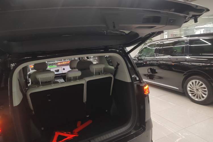 Used VOYAH Dream 2025 EV Four-Wheel Drive Flagship Kunpeng Edition
