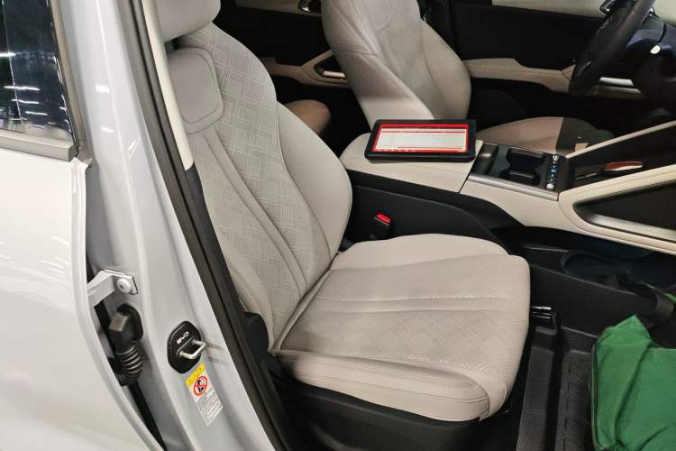 Used BYD Yuan UP 2025 Model 301KM Leading Version
