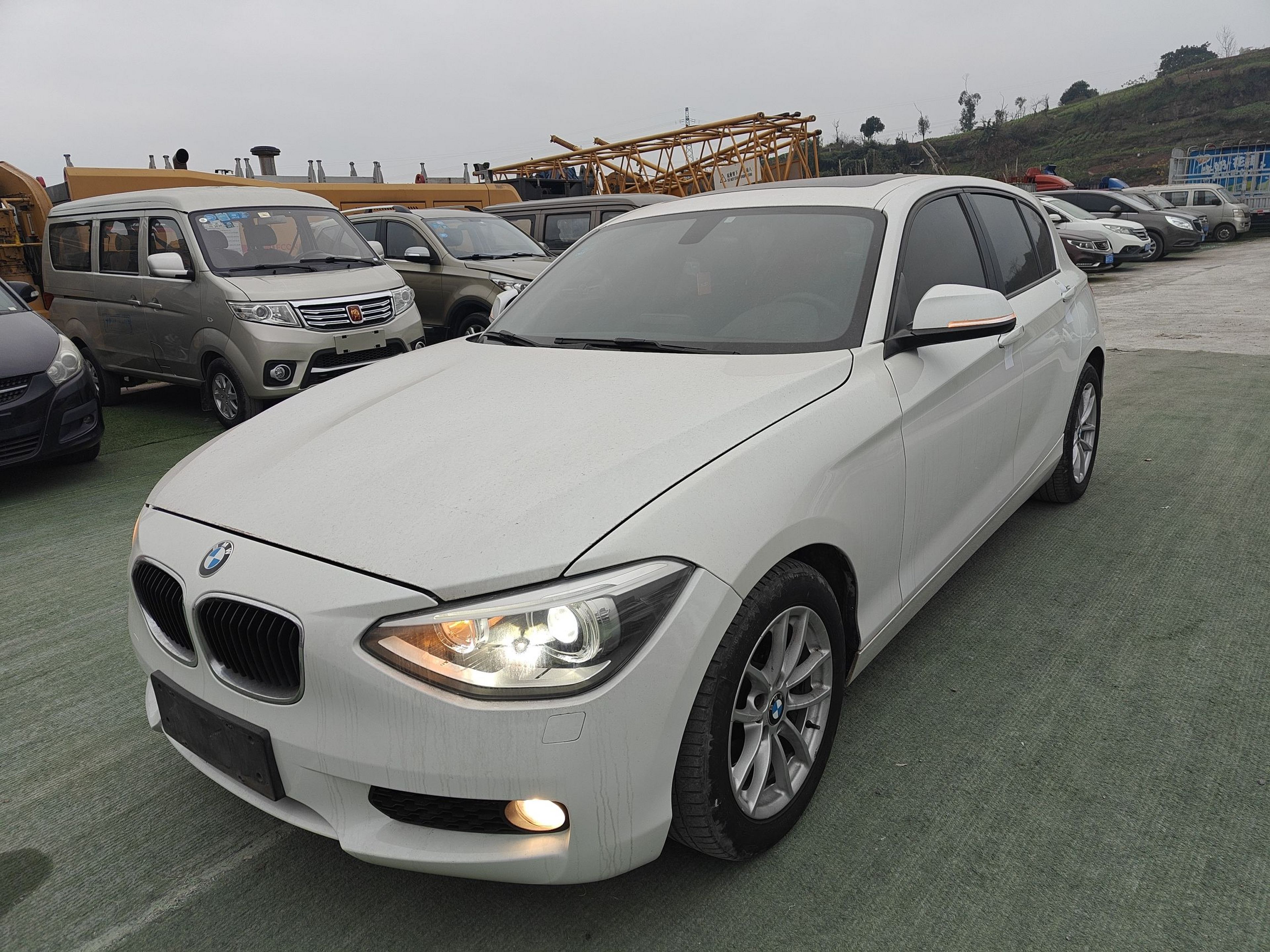 تحت مقدمة السيارة