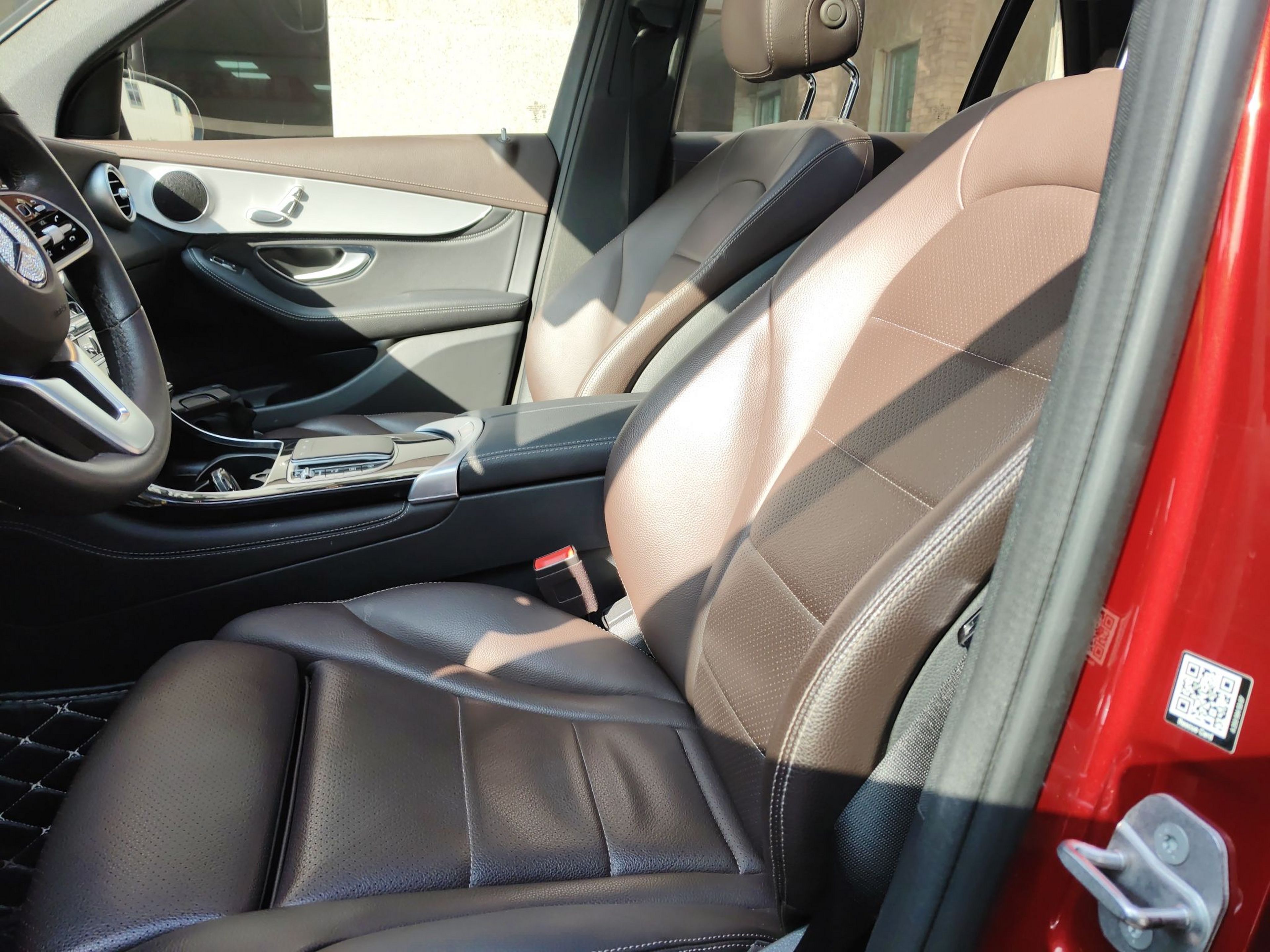 Переднее сиденье в автомобиле