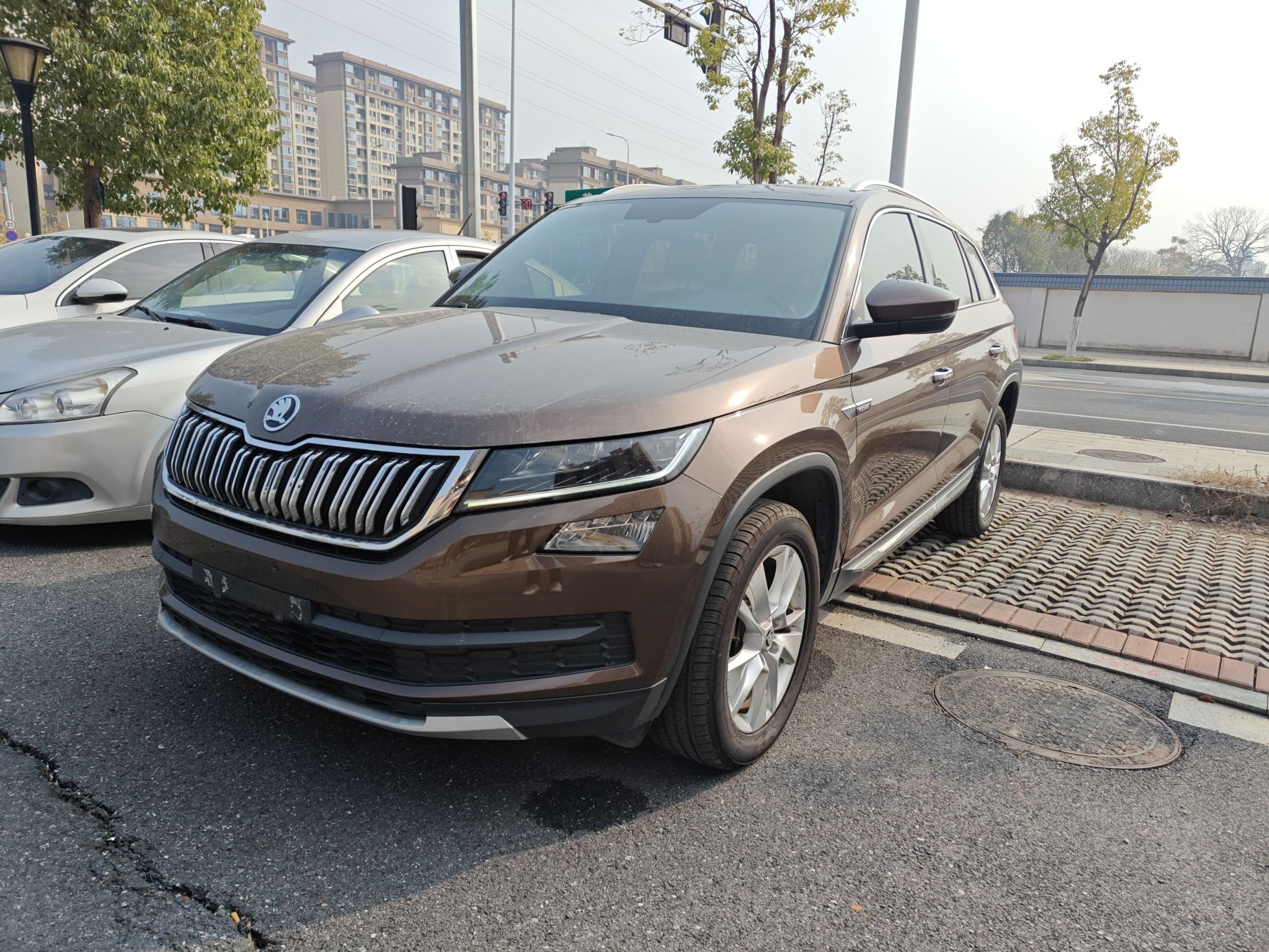 Под передней частью автомобиля