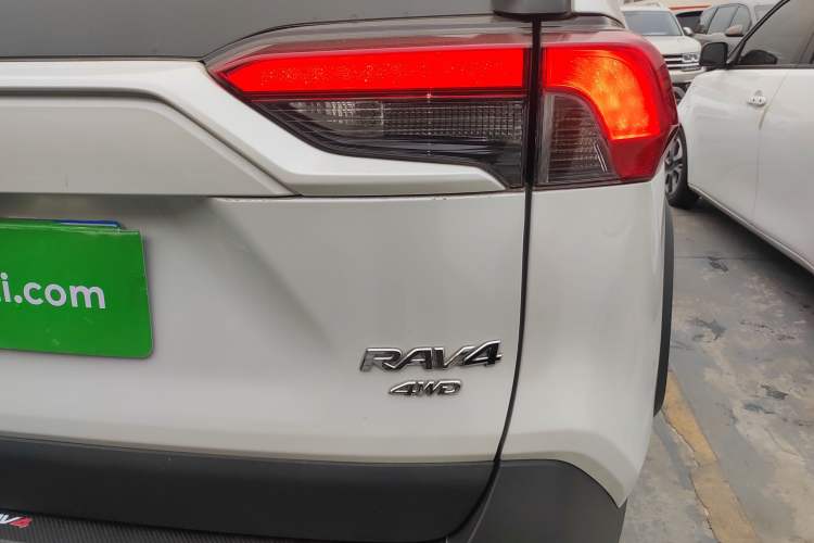 Used Toyota RAV4 2022 2.0L CVT 4x4 Fashion Edition
