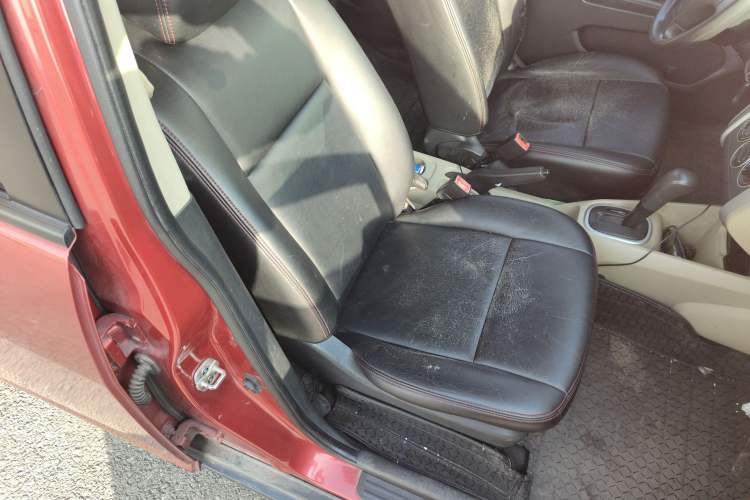 Used Venucia R50 2014 1.6L Automatic Splendid Edition
