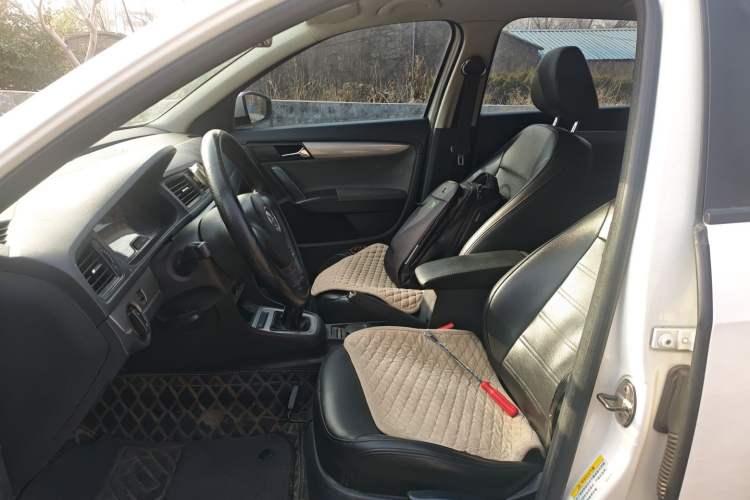 Used Volkswagen Gran Lavida 2013 1.6L Manual Fashion Model