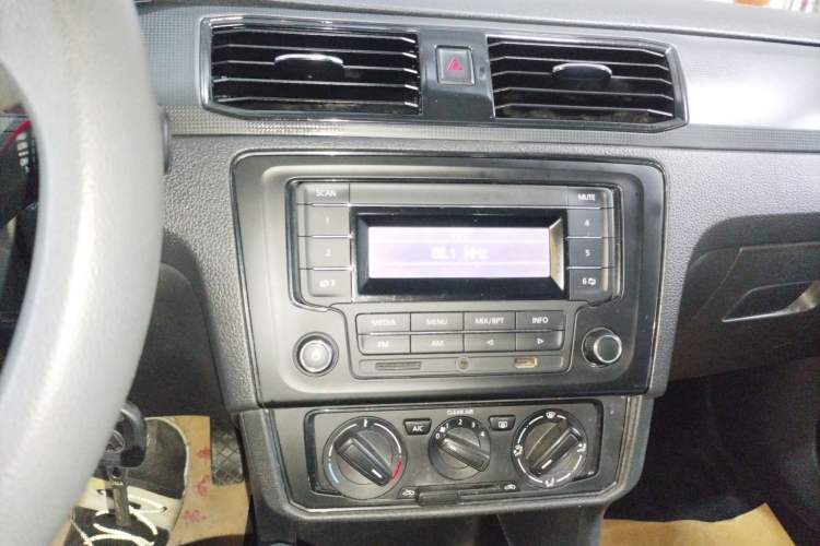 Used Volkswagen Santana 2016 1.6L Manual Fashion Edition
