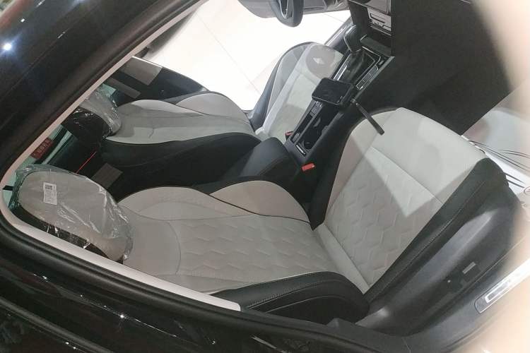 Used Volkswagen Magotan 2026 30 Million Vehicles Selected Model 380TSI DSG Luxury Edition
