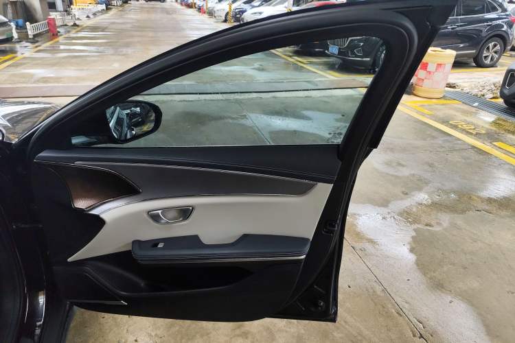 Used BYD e9 2021 Business Edition
