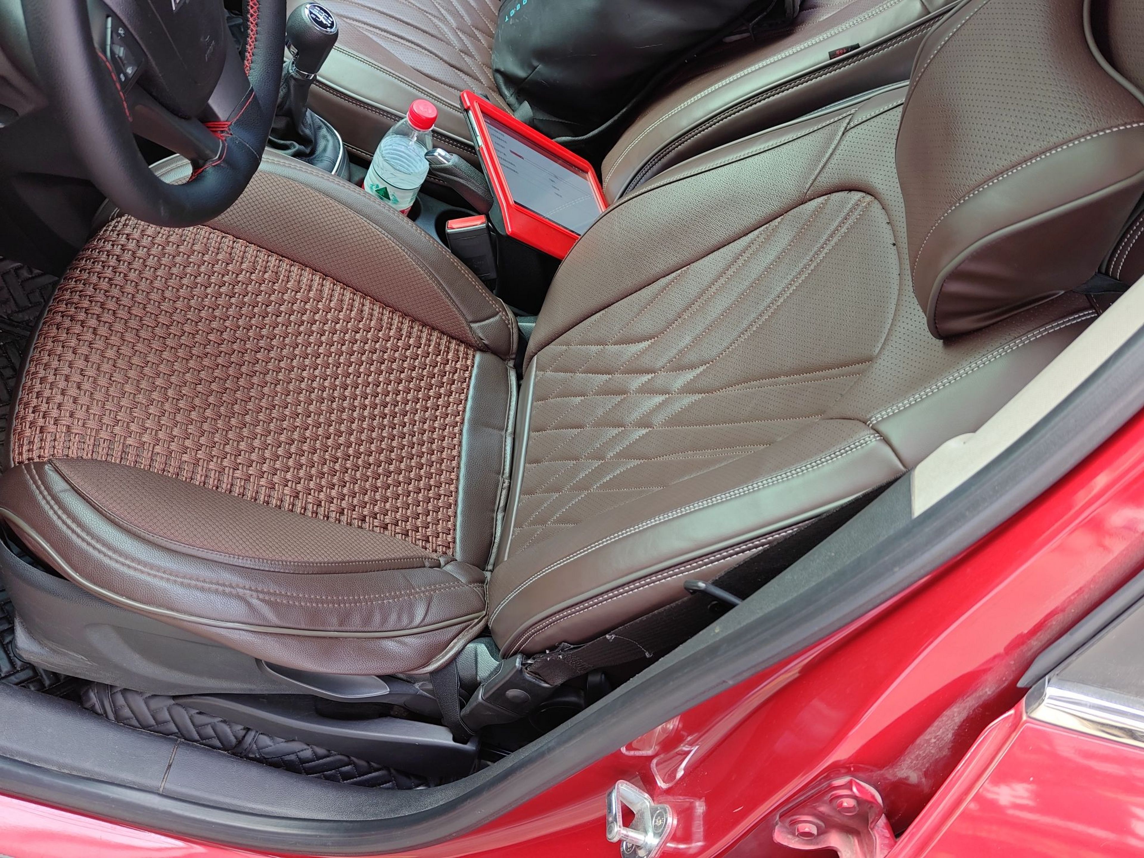 Переднее сиденье в автомобиле