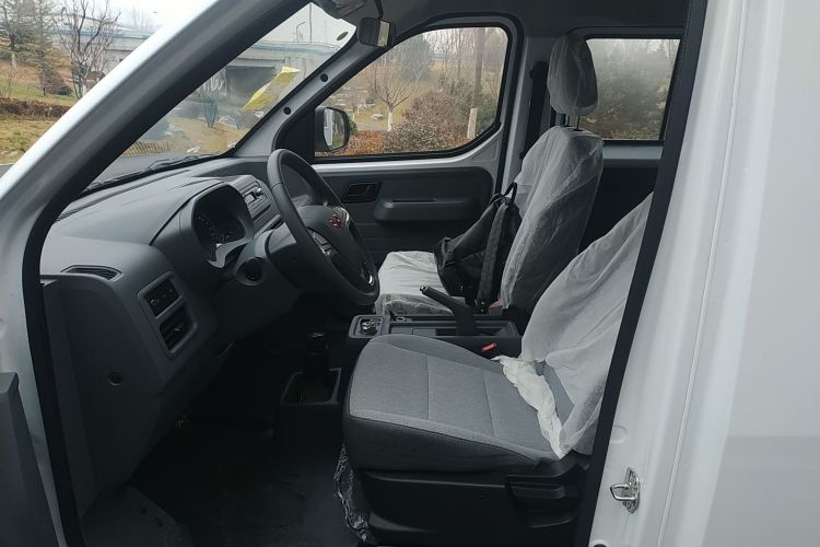 Used Wuling Yangguang 2024 300KM Comfort Version Passenger Van 75kW