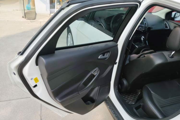 Used Ford Focus 2018 Hatchback Classic 1.6L Automatic Trendy SmartDrive Edition
