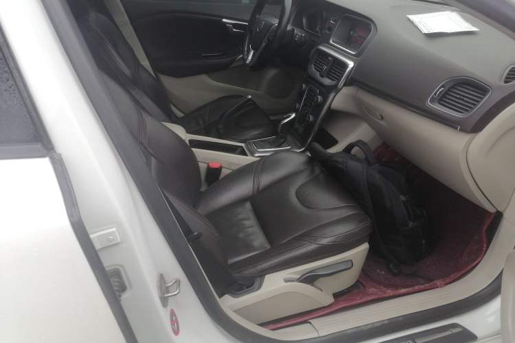 Used Volvo V40 2015 1.6T Zhiyi Edition
