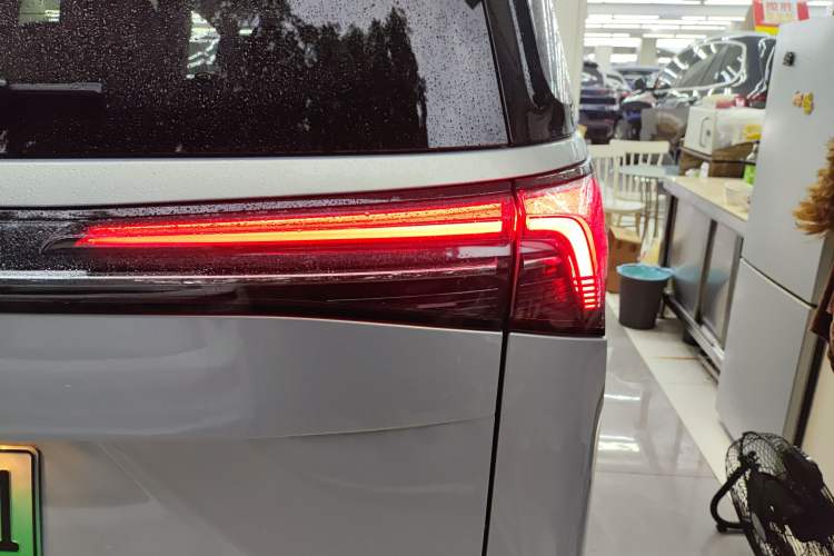 Used Buick GL8 New Energy 2025 Lu Shang Luxury Edition 7-Seater
