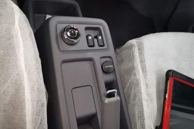 Used Wuling Yangguang 2024 300KM Comfort Version Passenger Van 75kW
