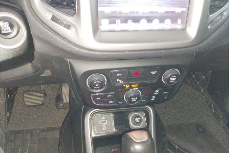 Used  Compass 2017 200T Automatic Family Edition
