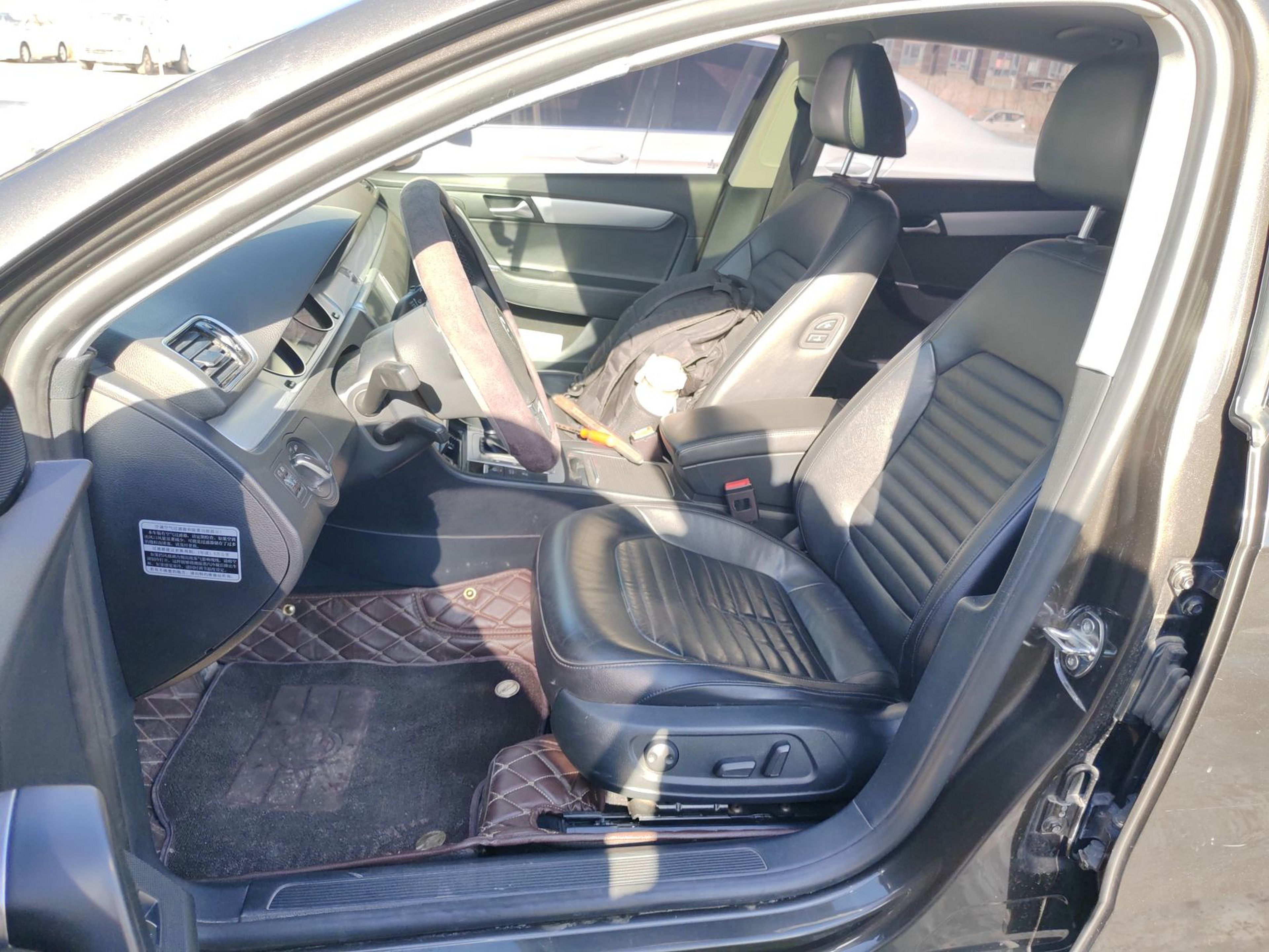 Переднее сиденье в автомобиле