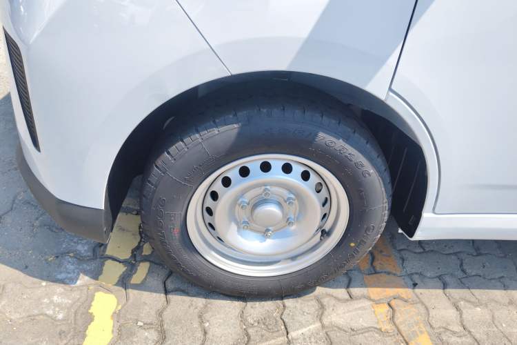 Used Wuling Yangguang 2024 300KM Comfort Version Passenger Van 75kW
