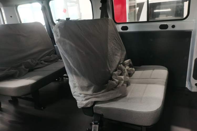 Used Wuling Yangguang 2024 300KM Comfort Version Passenger Van 75kW
