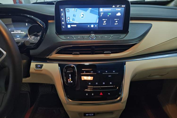 Used Buick GL8 2023 Facelifted Land Cruiser Executive Luxury Version