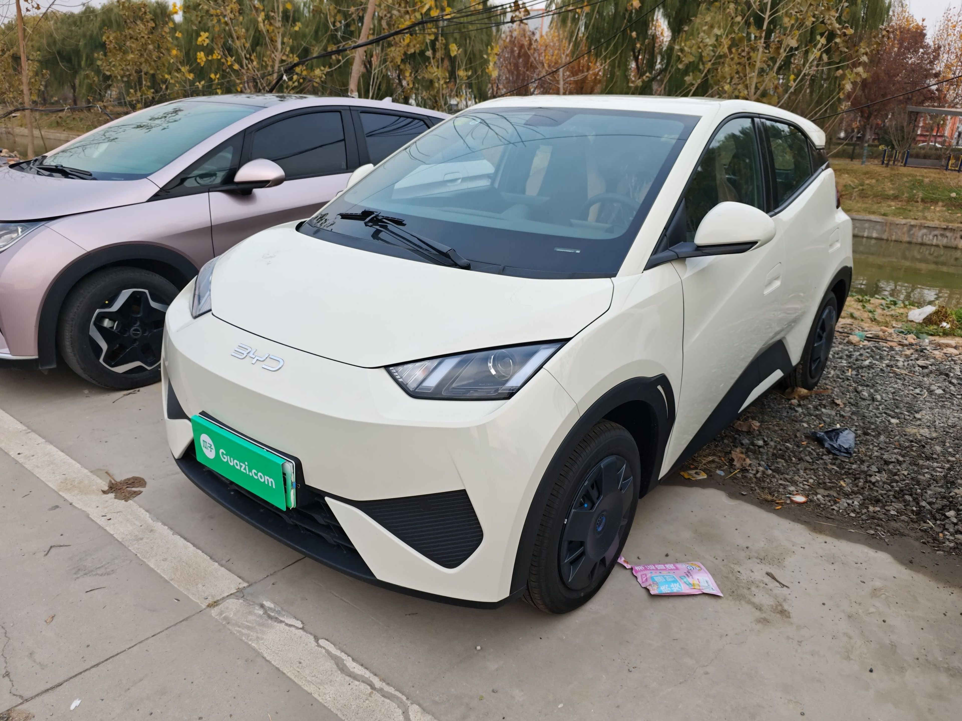 Под передней частью автомобиля