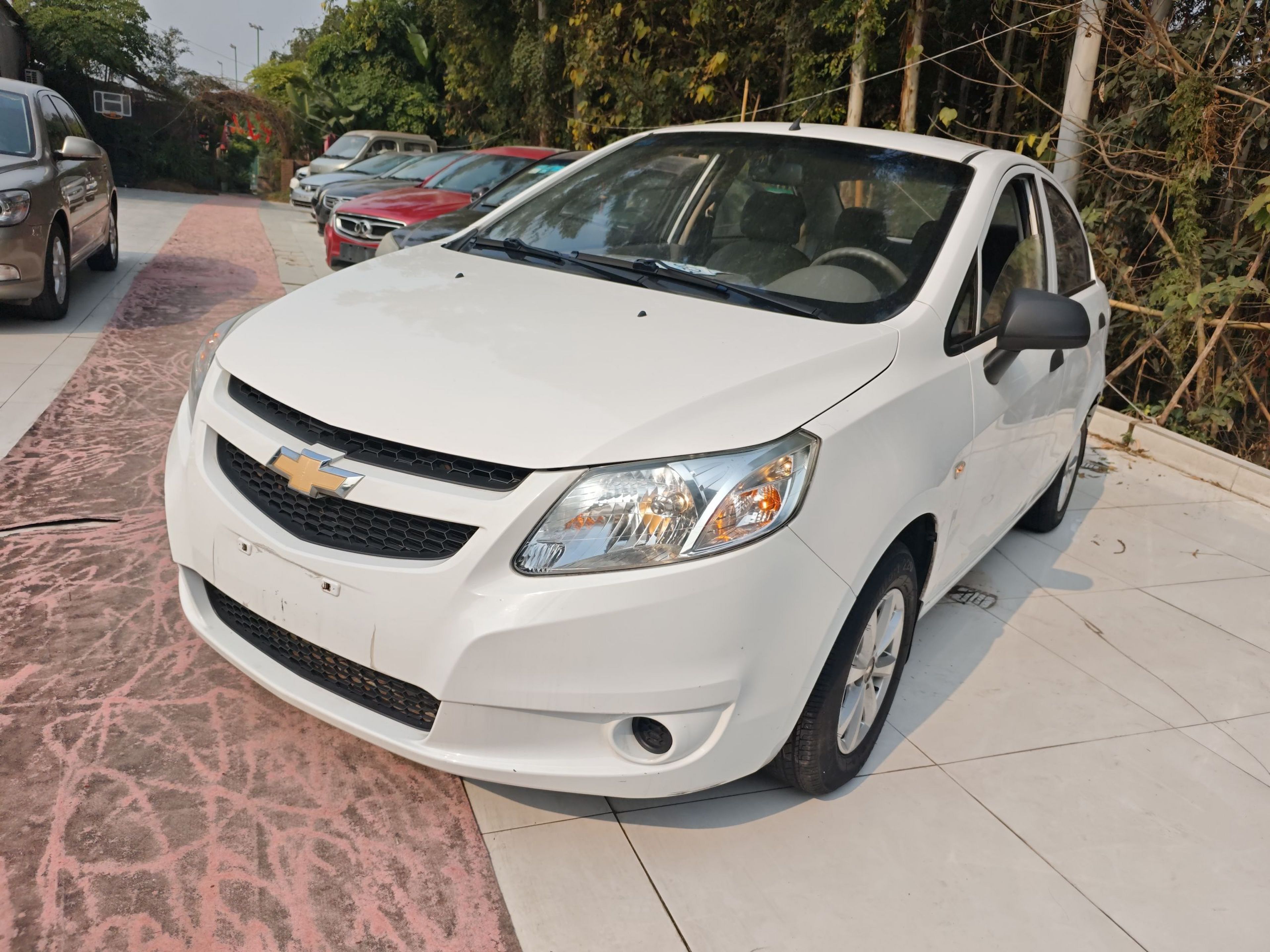 Под передней частью автомобиля