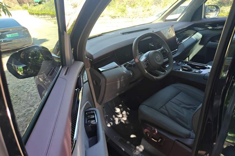 Used Zeekr 009 2024 7-Seater Walk-Through Version Four-Wheel Drive 108 kWh