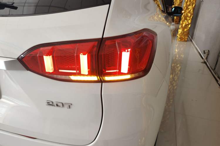 Used Wey VV6 2019 2.0T Two-Wheel-Drive Ultra-Luxury Version China VI Standard
