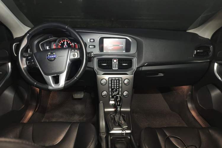 Used Volvo V40 2015 1.6T Zhiyi Edition
