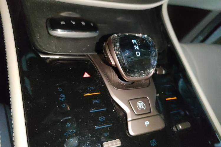 Used Denza D9 2022 DM-i 970 Four-Wheel Drive Flagship Model
