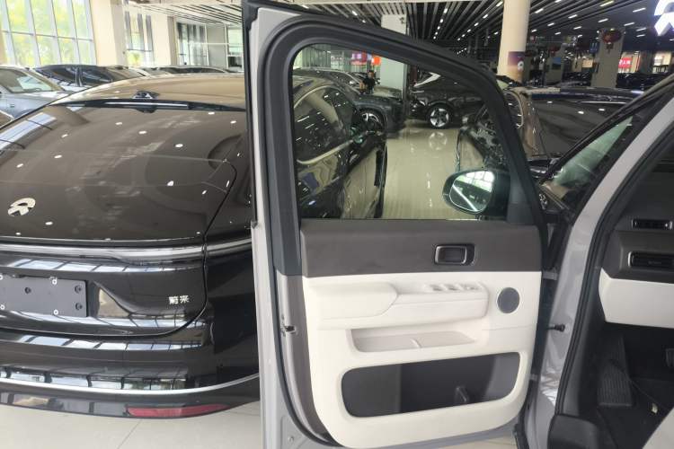 Used Li Auto MEGA 2024 Ultra Model
