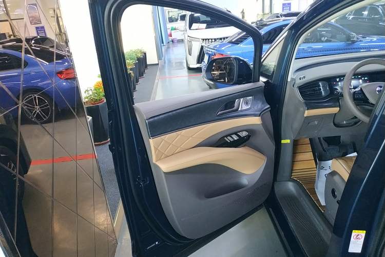 Used Denza D9 2022 DM-i 1040 Prestige Model
