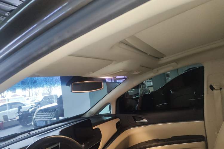 Used Buick GL8 2023 Facelifted Land Cruiser Executive Luxury Version
