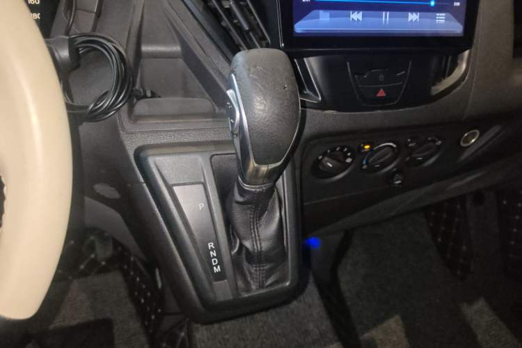 Used Ford Transit 2017 2.0T Gasoline Automatic Multi-Function Commercial Vehicle Short Wheelbase Low Roof China V Standard
