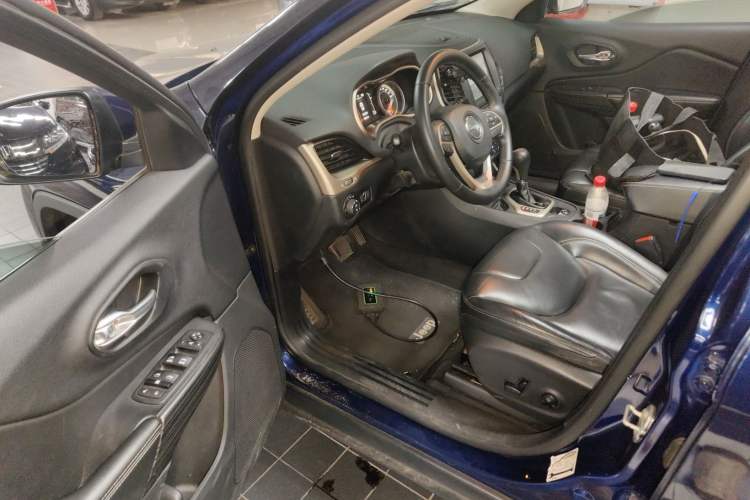 Used  Cherokee 2016 2.4L Leading Edition
