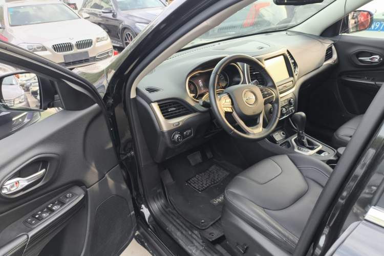 Used  Cherokee 2017 2.0L Superior Edition
