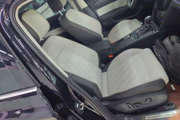 Used Volkswagen Magotan 2025 Zhongxiang Version 330TSI DSG Luxury Edition
