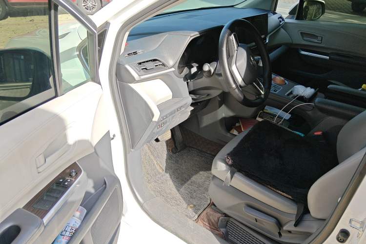 Used Toyota Granvia 2024 2.5L Hybrid Comfort Edition
