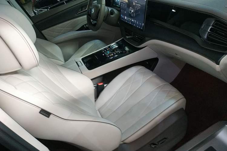 Used Denza D9 2022 EV 600 Four-Wheel Drive Prestige Model
