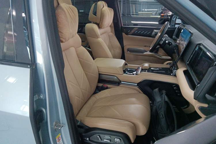 Used  Leopard 8 2025 Smart & Brave Flagship Edition 7 Seats
