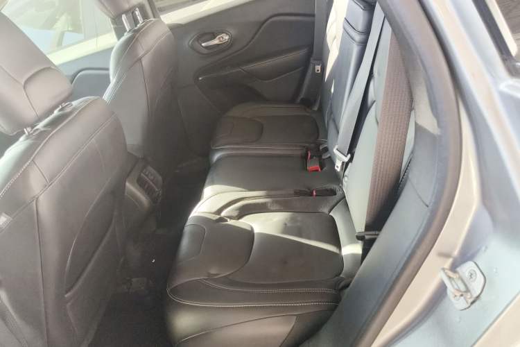 Used  Cherokee 2014 2.4L Luxury Edition
