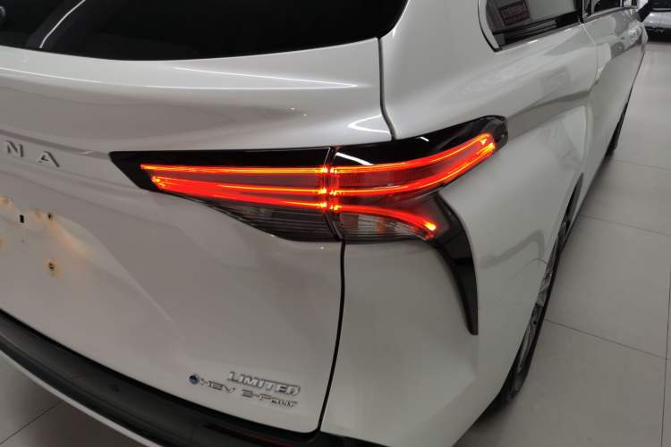 Used Toyota Sienna 2024 2.5L Hybrid Four-Wheel Drive Prestige Edition
