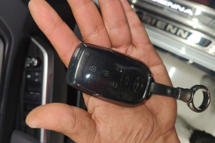 Used Toyota Sienna 2024 2.5L Hybrid Four-Wheel Drive Prestige Edition
