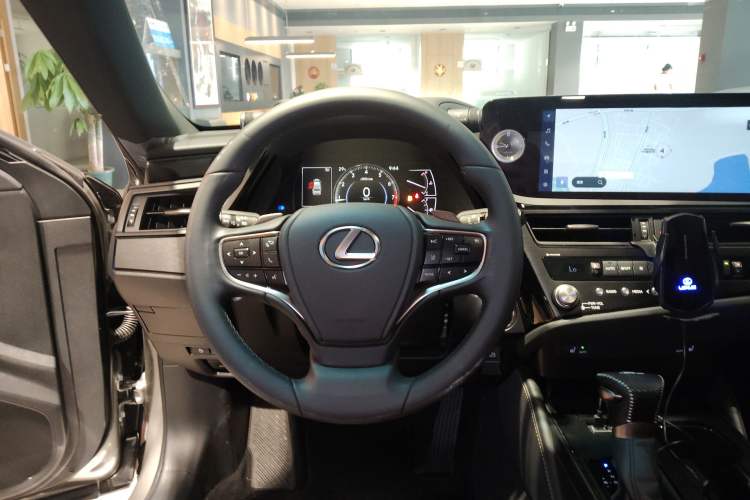 Used Lexus ES 2023 200 Excellence Edition
