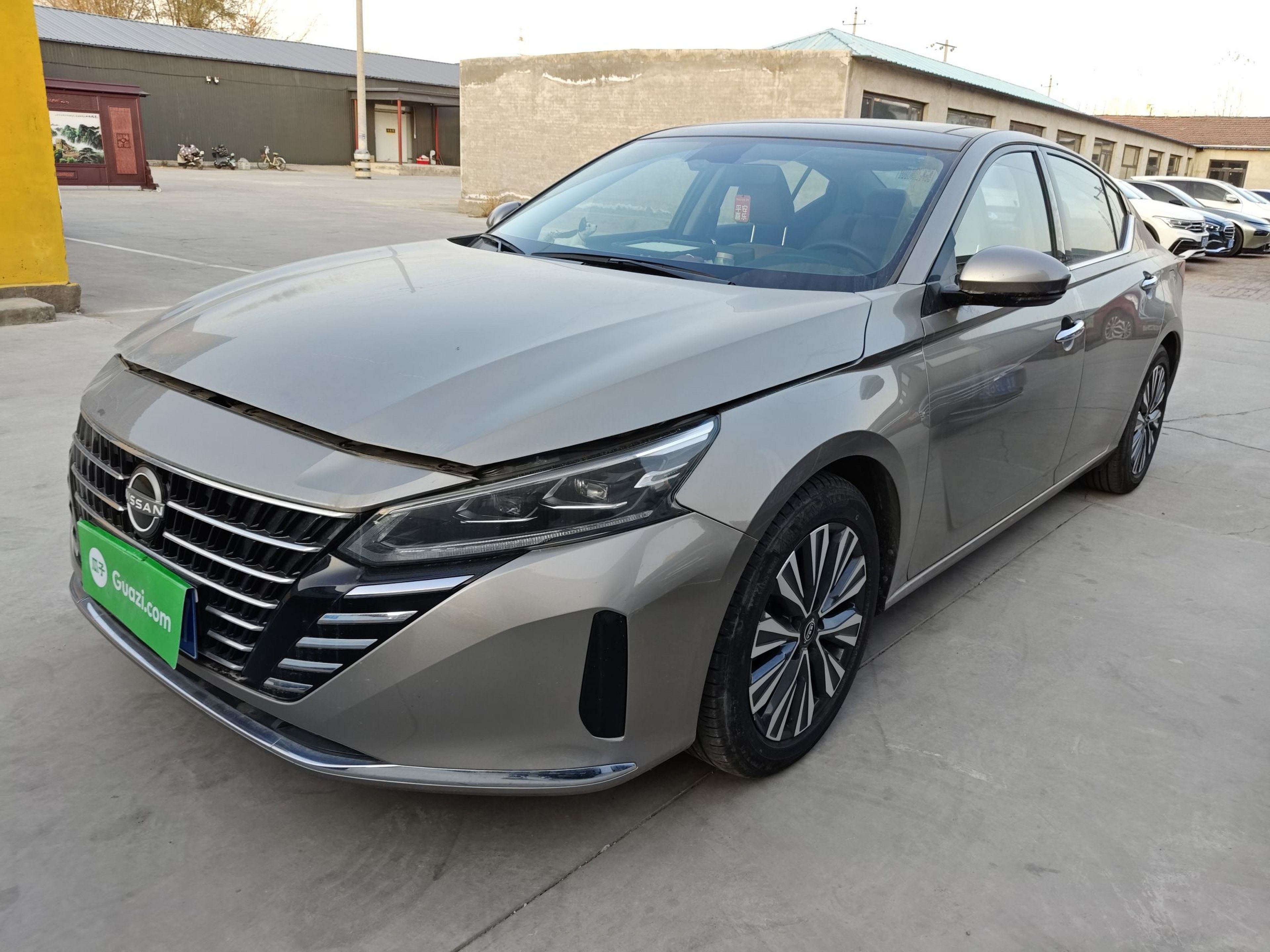 تحت مقدمة السيارة