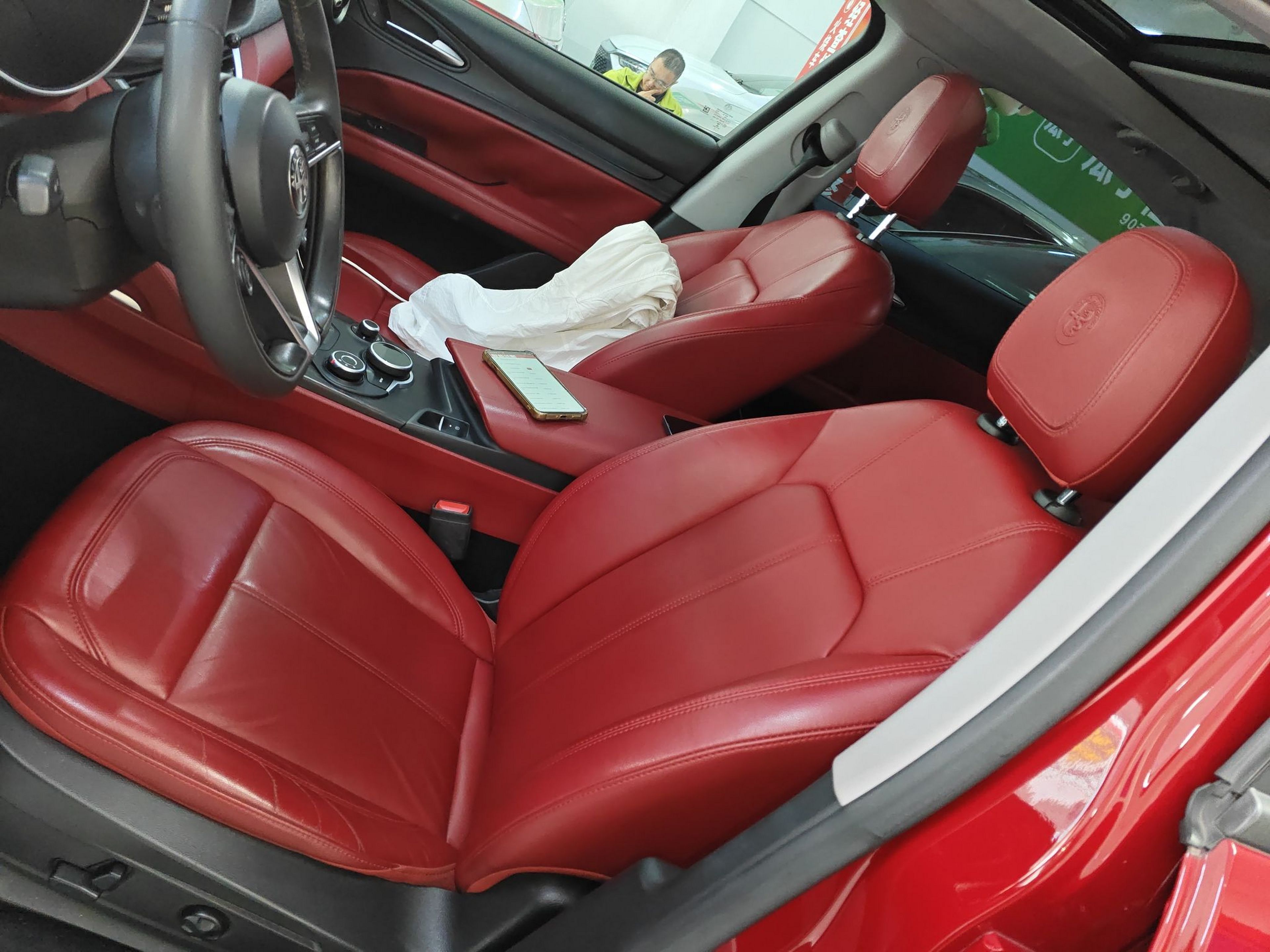 Переднее сиденье в автомобиле