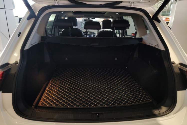 Used Volkswagen Tiguan L 2019 330TSI Automatic Two-Wheel Drive Smart Luxury Version China VI Standard
