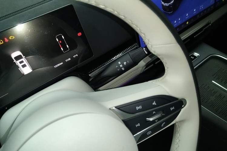 Used VOYAH Dream 2025 PHEV Four-Wheel-Drive Flagship Kunpeng Edition
