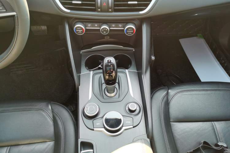 Used Alfa Romeo Giulia 2017 2.0T 200HP Luxury Edition
