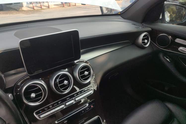 Used Mercedes-Benz GLC 2018 Facelift GLC 260 4MATIC Luxury Edition
